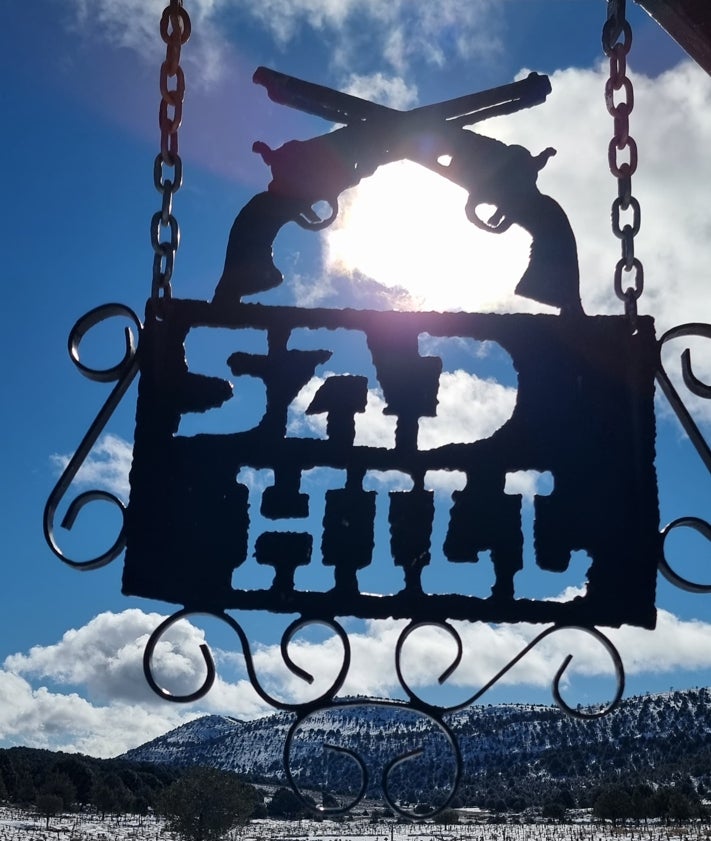 Imagen secundaria 2 - Cruces del cementerio ficticio de Sad Hill, en Burgos. Vista lejana del mismo lugar, donde se aprecia su configuración circular y un placa a la entrada de la necrópolis de cine.