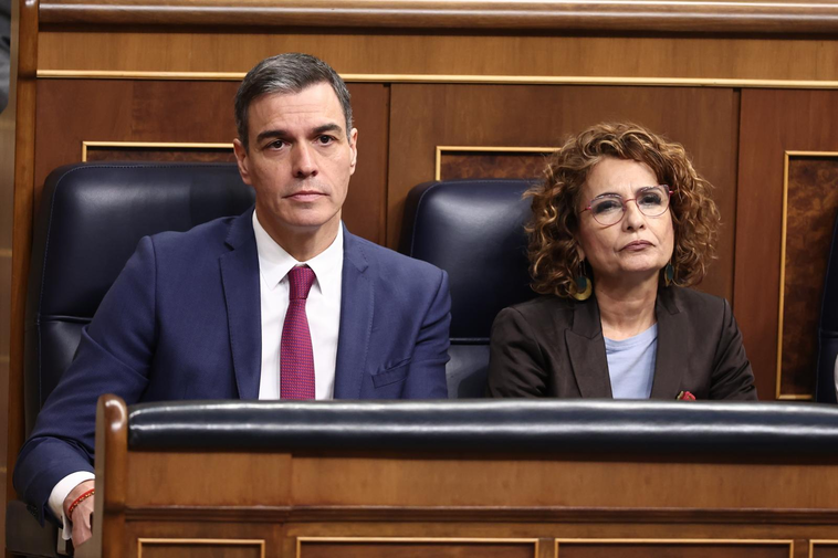 Sánchez vive un día aciago en el Congreso a manos de Sumar, Junts y el PP
