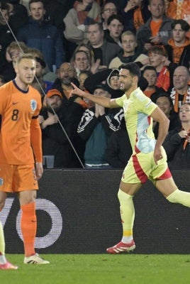 Mikel Merino salva una mala noche de España