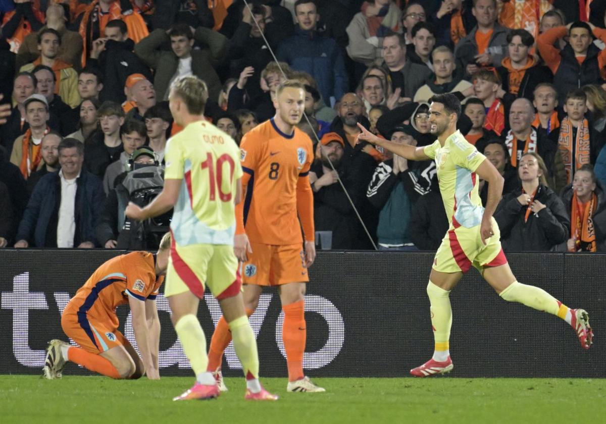 Mikel Merino celebra el gol que le marcó a Países Bajos y supuso el empate de España en Róterdam.