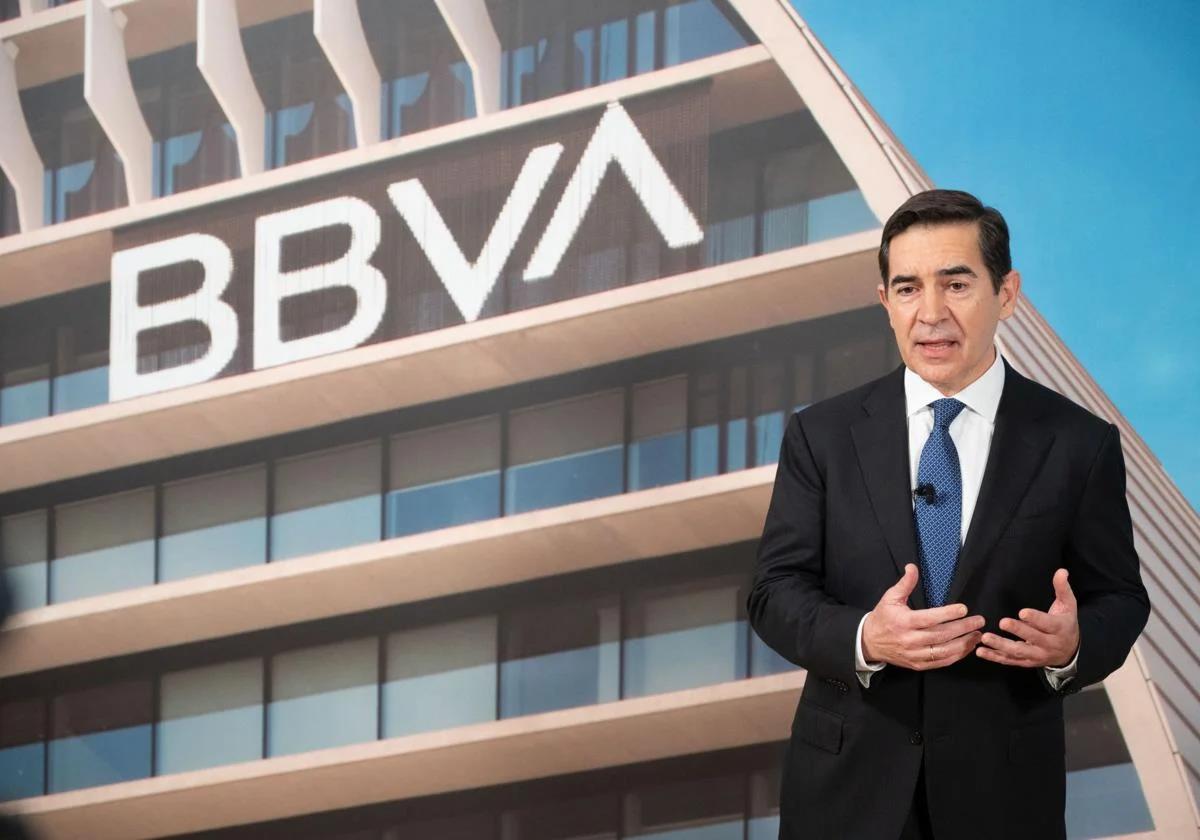 El presidente del BBVA, Carlos Torres, antes del inicio de la junta de accionistas