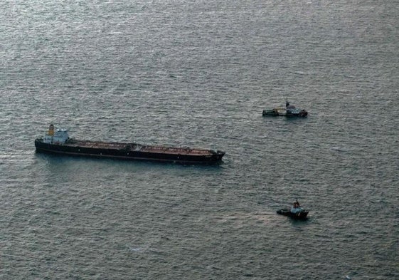 El petrolero 'Eventin', remolcado el 10 de enero a un puerto alemán tras quedar a la deriva por una avería eléctrica.