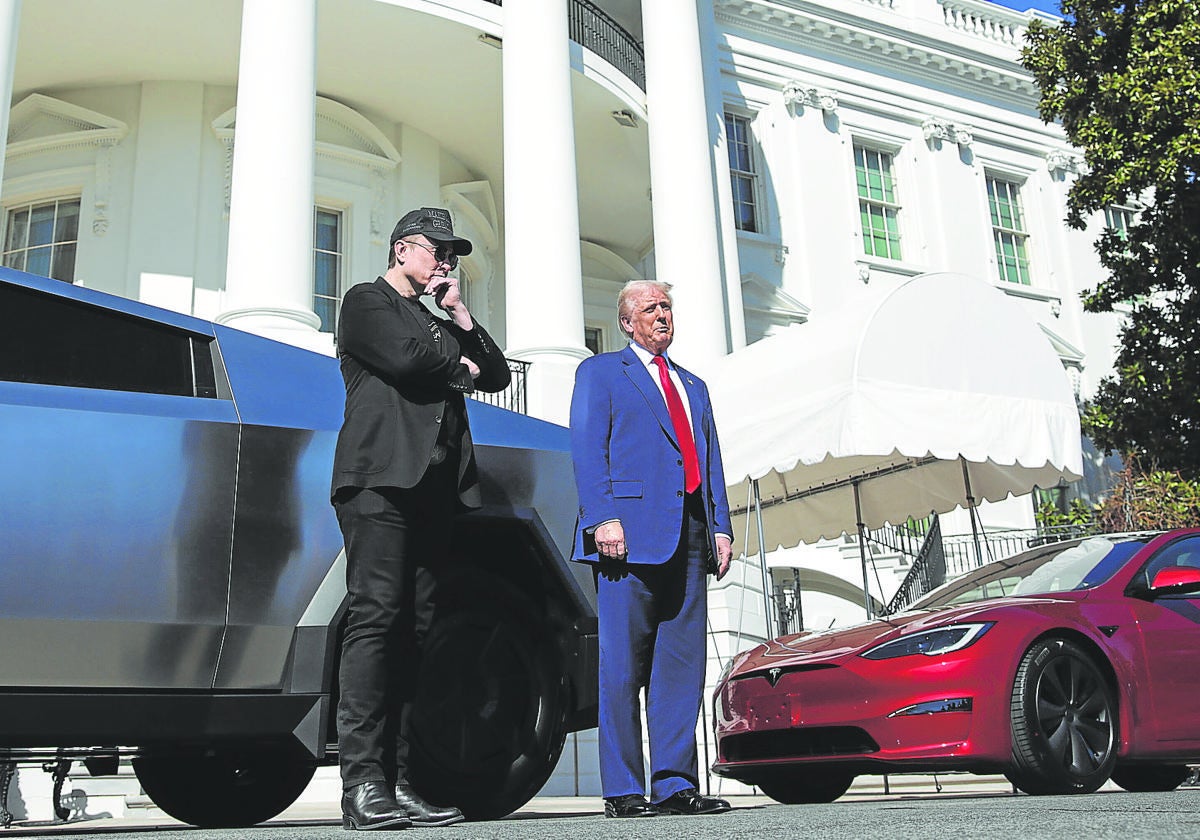 Musk y Trump, en la Casa Blanca junto a dos vehículos de la marca Tesla.