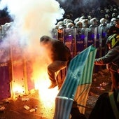 Agentes antidisturbios intervienen en una protesta en Estambul.