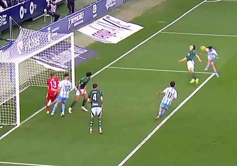 El Málaga hunde al Racing de Ferrol y acaricia la permanencia