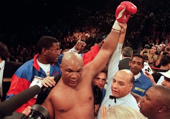Foreman tras noquear a Michael Moorer por el título de peso pesado de la FIB/AMB en 1994 en Las Vegas.