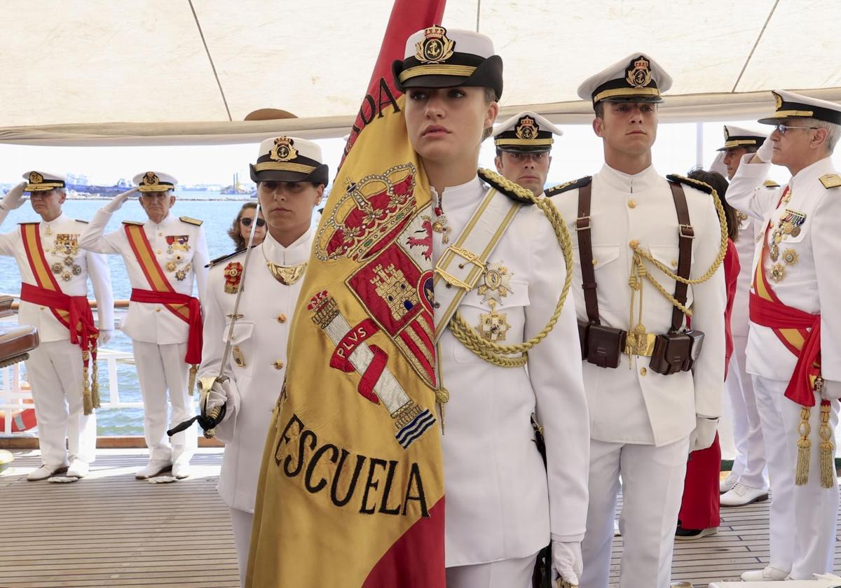 La princesa de Asturias, con la bandera de España en el buque escuela Juan Sebastián de Elcano