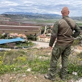 Un soldado israelí se encuentra sobre la ciudad fronteriza israelí de Metula, donde se han interceptado los proyectiles.