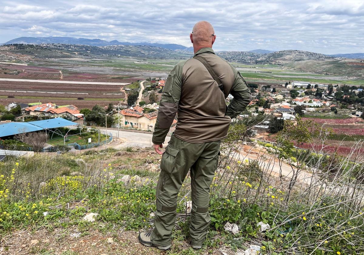 Un soldado israelí se encuentra sobre la ciudad fronteriza israelí de Metula, donde se han interceptado los proyectiles.