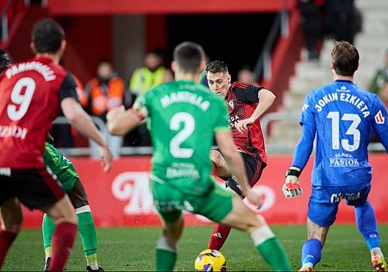 El Mirandés remonta ante el Racing el duelo de gallitos