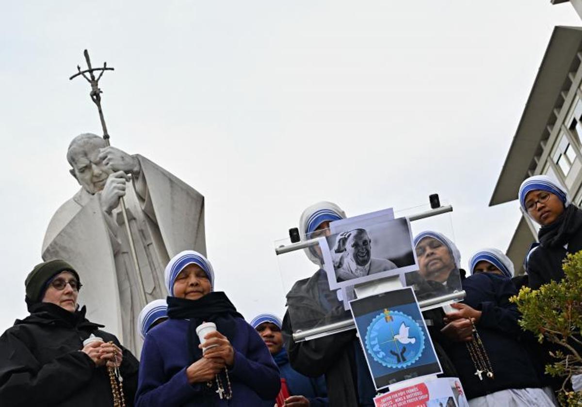 Siguen las oraciones por la salud del Papa a las puertas del hospital Gemelli.