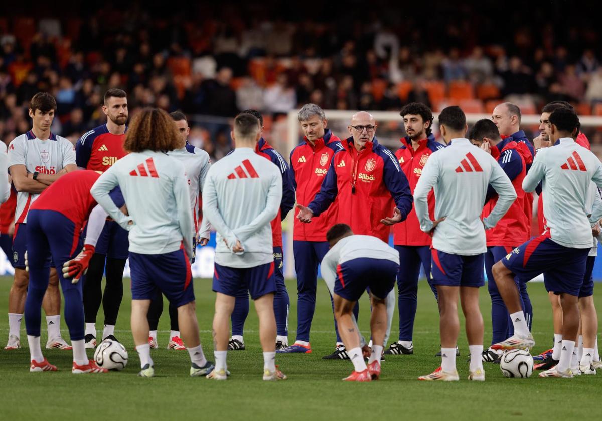 The Spanish national team prepares at Mestalla for the match against the Netherlands.