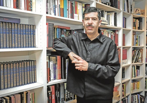 El filósofo Eduardo Infante, en una biblioteca de Gijón.