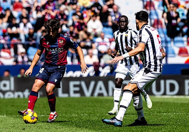 El Levante sella su quinta victoria seguida, sigue líder y complica al Castellón