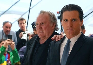 Gerard Depardieu, junto con su abogado Jeremie Assous, a su llegada al juicio.