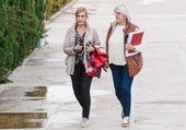 La exconsellera Salomé Pradas, junto a un alto cargo de su departamento.