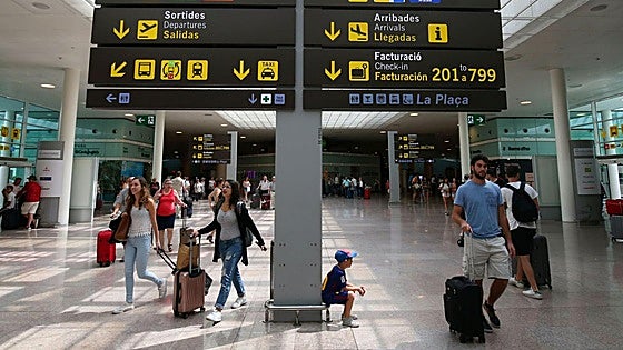 La Fiscalía se persona contra las 'low cost' por cobrar la maleta de mano
