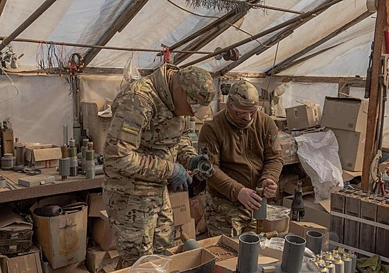 Militares ucranianos preparan artefactos explosivos que se instalarán en drones en la región de Donetsk.