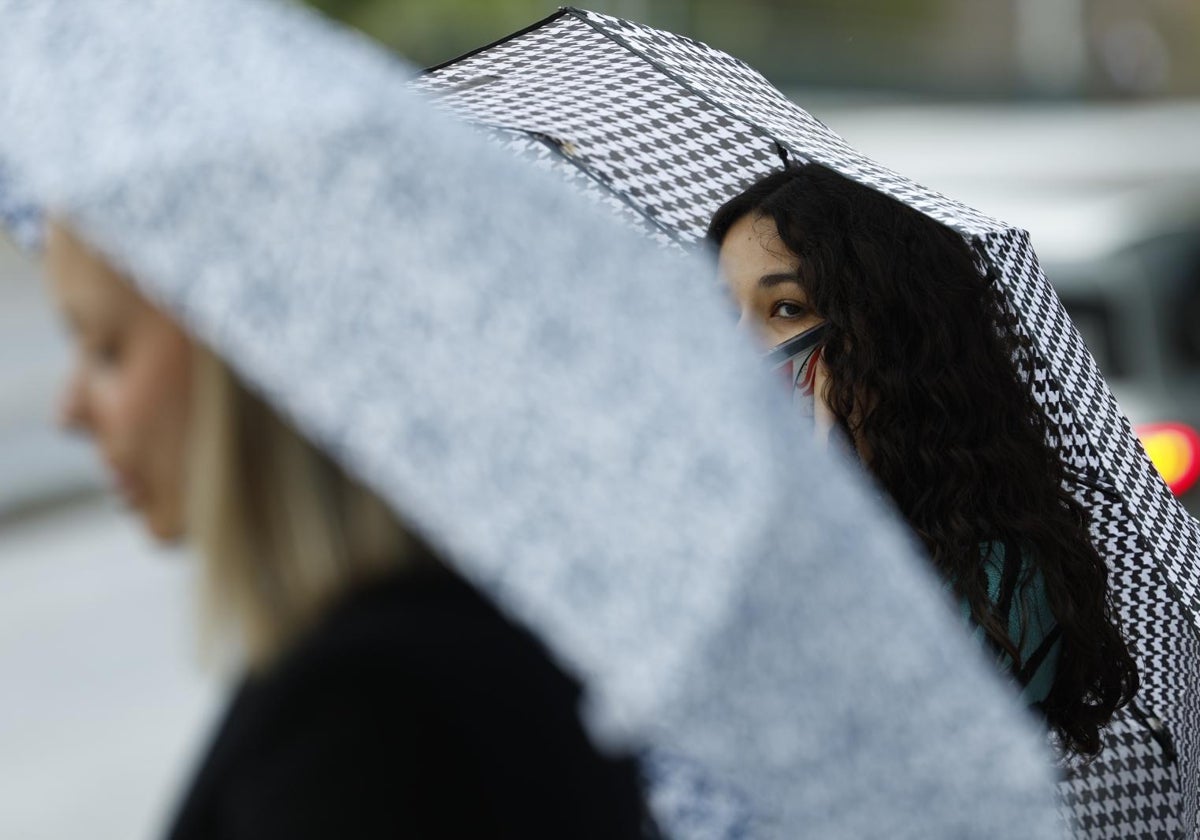 Several people seek shelter from the rain this past Tuesday in Málaga.