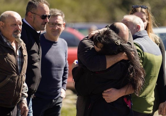 Familiares de los heridos y fallecidos por la explosión de la mina de Cerredo este lunes, en el concejo asturiano de Degaña