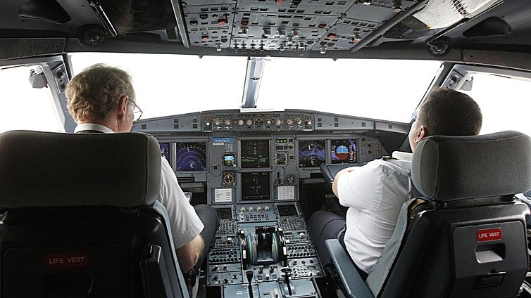 Los pilotos denuncian que Europa está estudiando sustituir uno de los profesionales por una IA