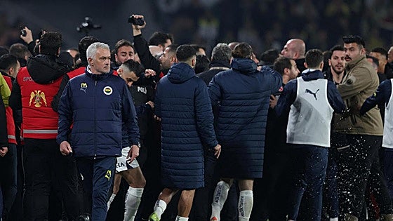 Mourinho estruja la nariz al entrenador del Galatasaray