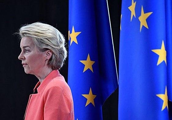 La presidenta de la Comisión Europea, Ursula von der Leyen, en la rueda de prensa ofrecida hoy jueves en Samarcanda.
