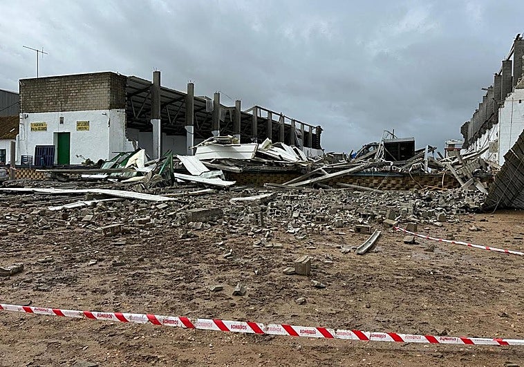 Tres muertos en Sevilla tras arrancar un tornado el techo de una nave agrícola