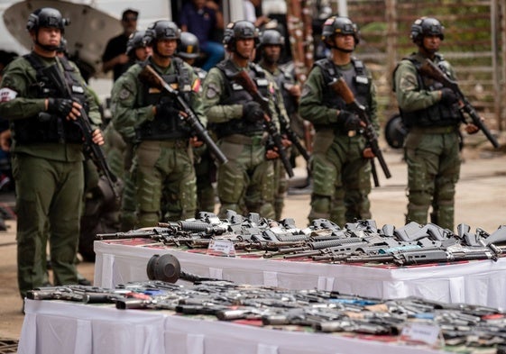 Armamento incautado por los militares en una cárcel de Venezuela, en 2023.