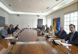 Reunión del presidente del Gobierno, Pedro Sánchez, con los ministros y representantes de los agentes sociales