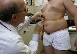 Un médico italiano examina a un joven con problemas de peso.