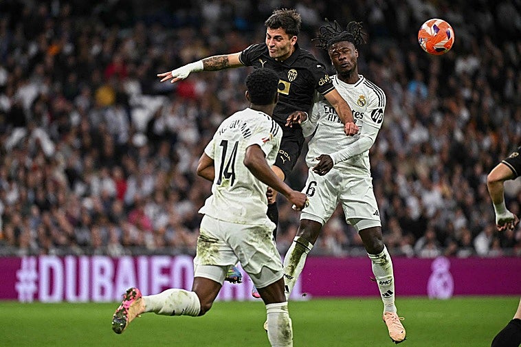 Los goles del triunfo del Valencia en el Bernabéu que dinamita la Liga