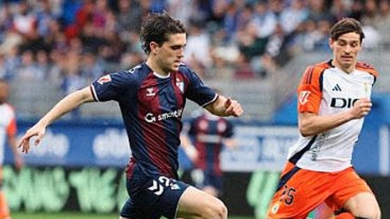 El portero del Eibar resta dos puntos al Oviedo marcando un golazo en el descuento