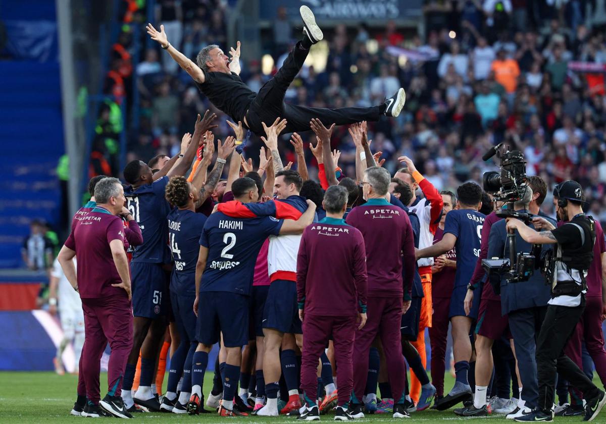 PSG players celebrating with Luis Enrique