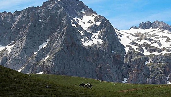 Mueren dos montañeros portugueses en el Espolón de los Franceses, en Picos de Europa