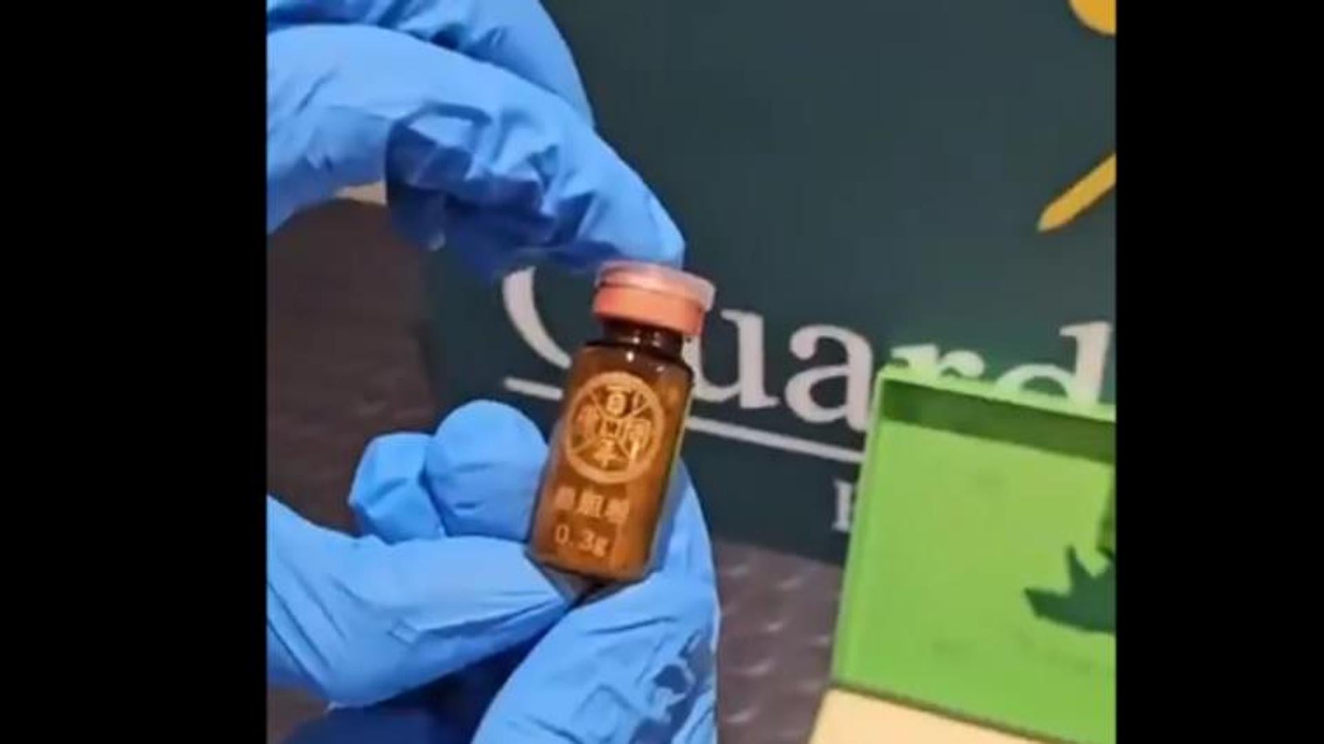 Sorprenden en el aeropuerto de Bilbao a una pasajera con 10 botes de bilis de oso