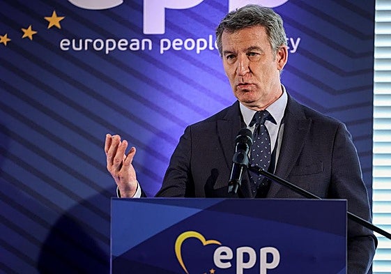 Alberto Núñez Feijóo ofree una rueda de prensa en Bruselas.