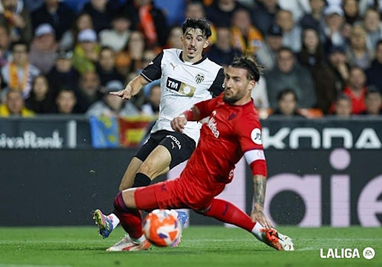 El Valencia prosigue su remontada a costa de un Sevilla en caída