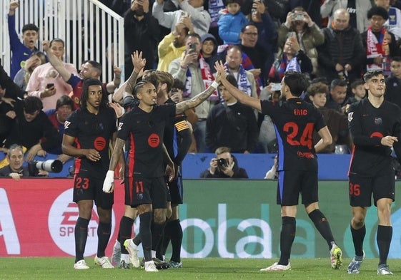 Los jugadores del Barça celebran el gol de Jorge Sáenz en propia puerta.