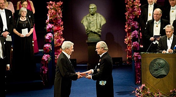 La vida de Mario Vargas Llosa, en imágenes