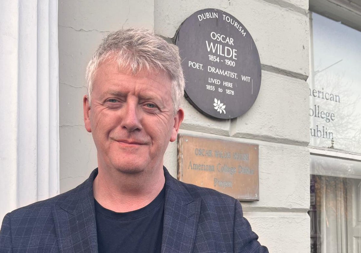 Imagen principal - Martin Burs, director de la Oscar Wilde House y comisario del festival Oscariana. Espacio dedicado a de Wild en el Museo MoLi y la escultuara del estcritor ante el pub Kennedy 's