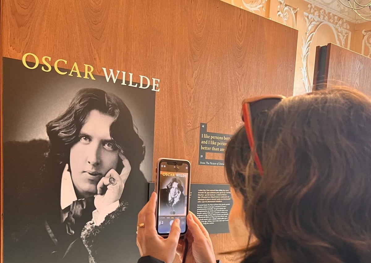 Imagen secundaria 1 - Martin Burs, director de la Oscar Wilde House y comisario del festival Oscariana. Espacio dedicado a de Wild en el Museo MoLi y la escultuara del estcritor ante el pub Kennedy 's