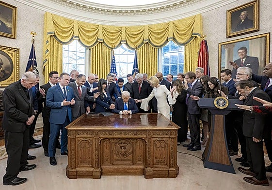 Donald Trump reza rodeado de su equipo junto a la telepredicadora Paula White-Cain, de blanco, en el Despacho Oval.