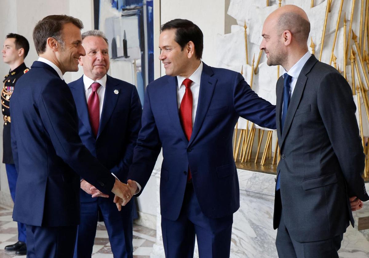 El presidente francés, Emmanuel Macron, saluda al secretario de Estado de EE UU, Marco Rubio.