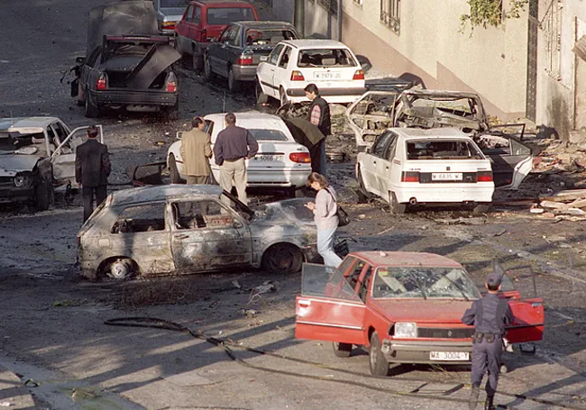 Imágen del lugar del atentado minutos después de la explosión del coche bomba.