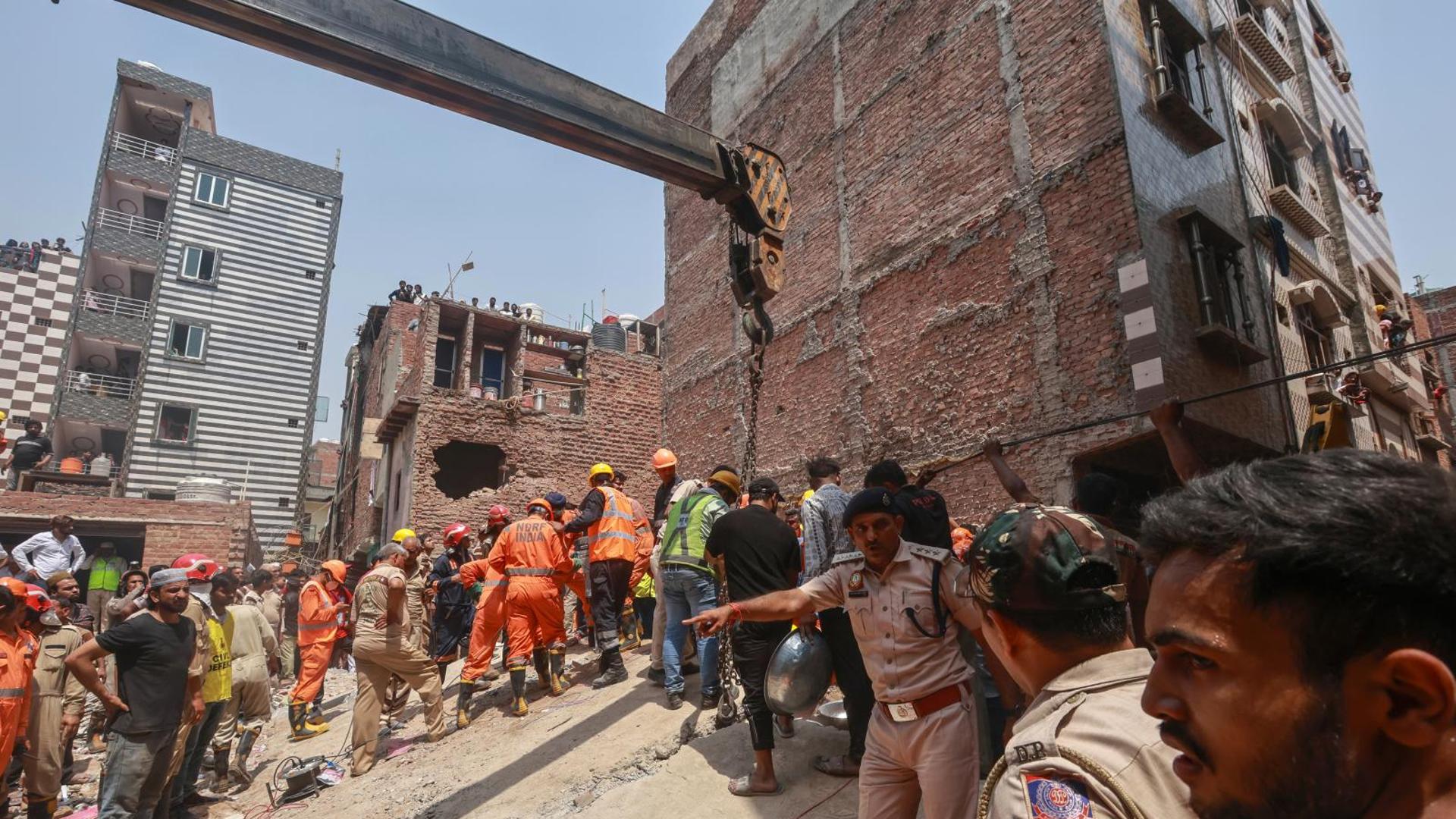 Yeni Delhi'de bir bina çöktüğünde en az 11 öldü
