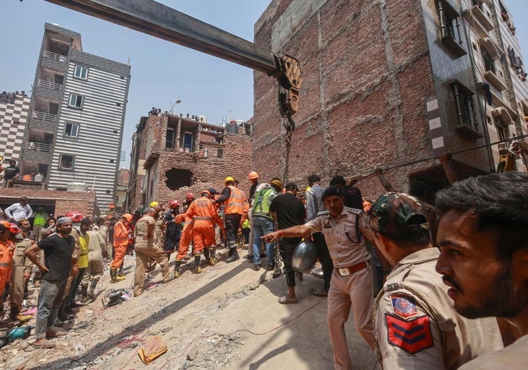 Al menos 11 muertos al desplomarse un edificio en Nueva Delhi