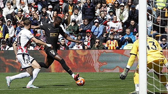 Sadiq rescata un punto para el Valencia y frena el sueño europeo del Rayo