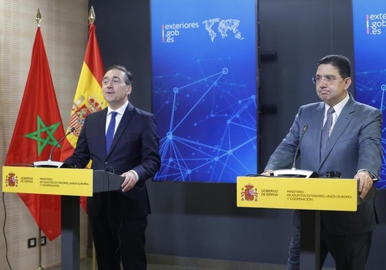 El ministro de Asuntos Exteriores, José Manuel Albares, y su homólogo marroquí, Nasser Bourita (d), en una declaración institucional este jueves en Madrid.
