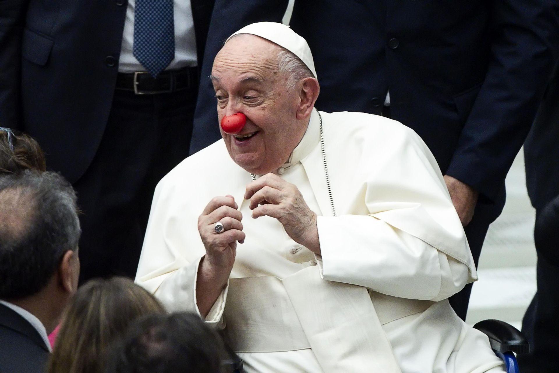 El papa Francisco luce una nariz roja durante la audiencia general semanal en el Aula Pablo VI, Ciudad del Vaticano, el 21 de agosto de 2024.